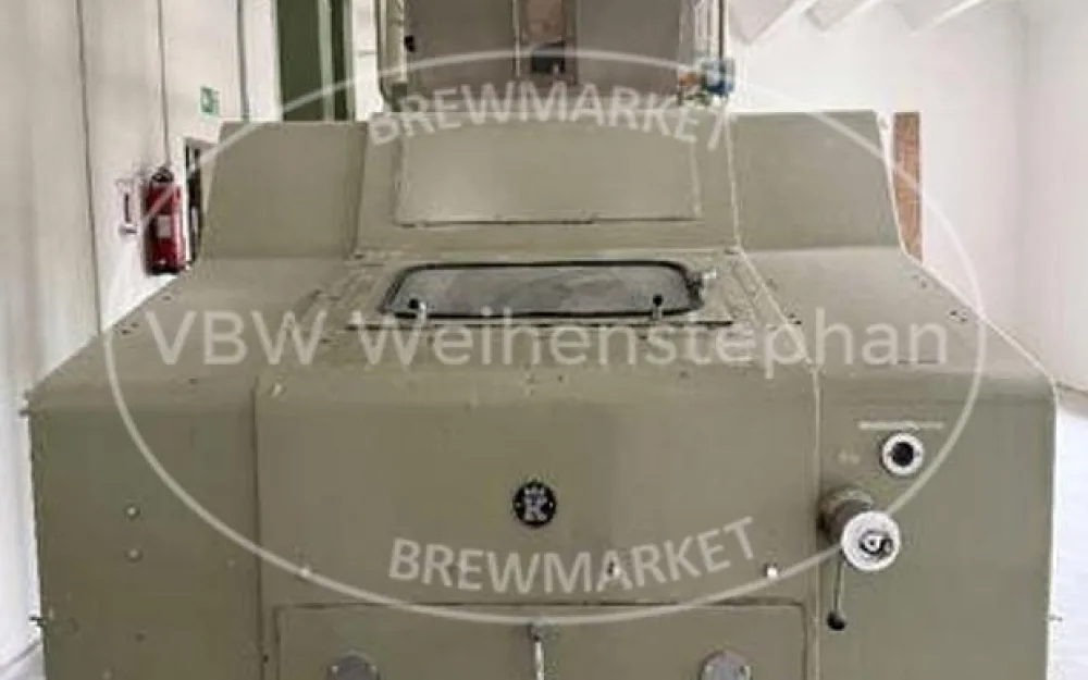 Six-roll crushing mill, including feed screw with conditioning