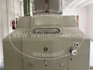 Six-roll crushing mill, including feed screw with conditioning
