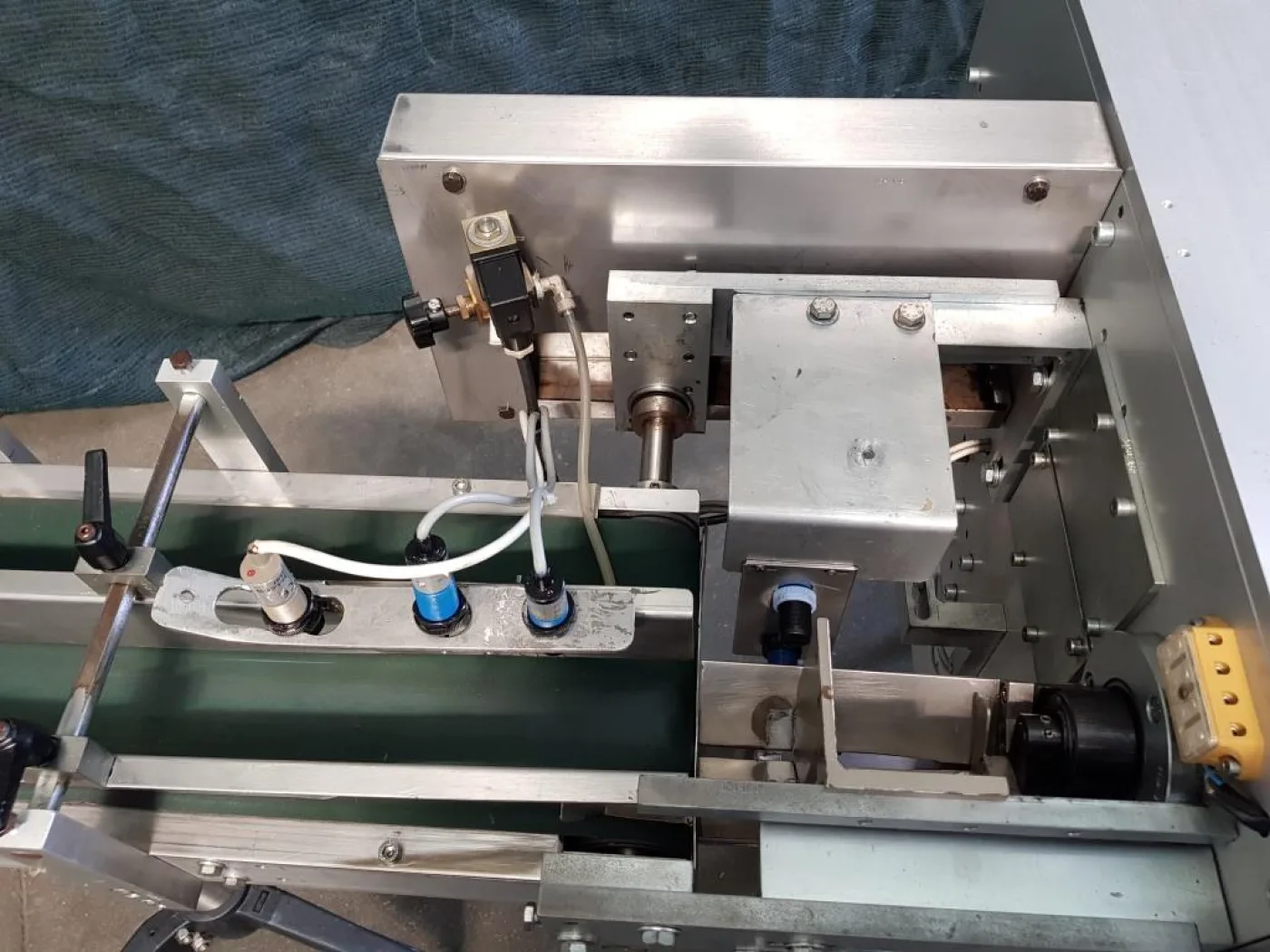 NASTRO TRASPORTATORE IN ACCIAIO INOX CON RIBALTATORE FLACONI - 8