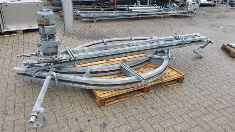 Bleeding conveyor for cattle