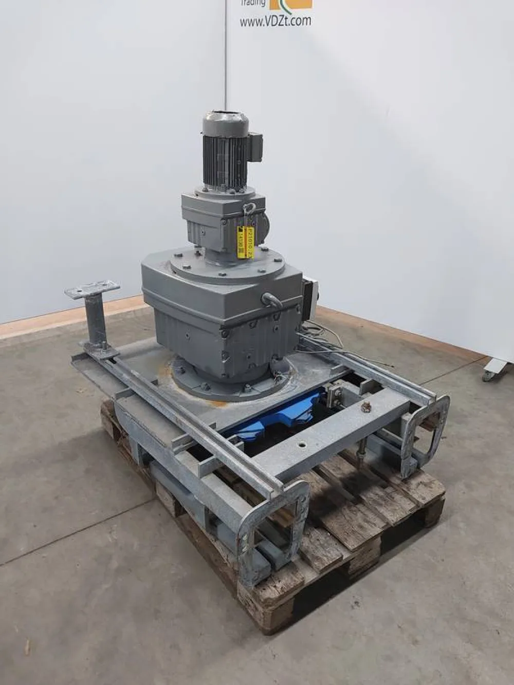 Drive wheel for bi-rail conveyor
