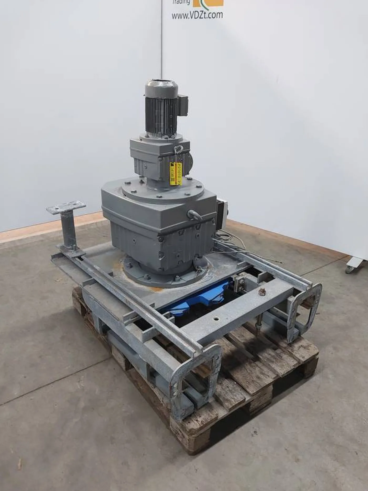 Drive wheel for bi-rail conveyor - 1
