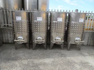TANKS CAPACITY 500 LITERS, STAINLESS STEEL, MODEL FLOATING TOP WITH BAND, CONICAL BOTTOM, NEW EQUIPMENT.