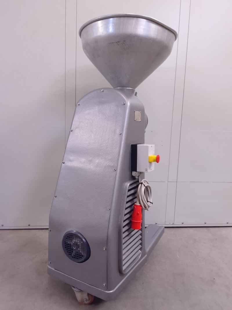 MULINO A MARTELLI – OFFICINA M. TRABATTONI ISIDORO – MOD. TITANUS