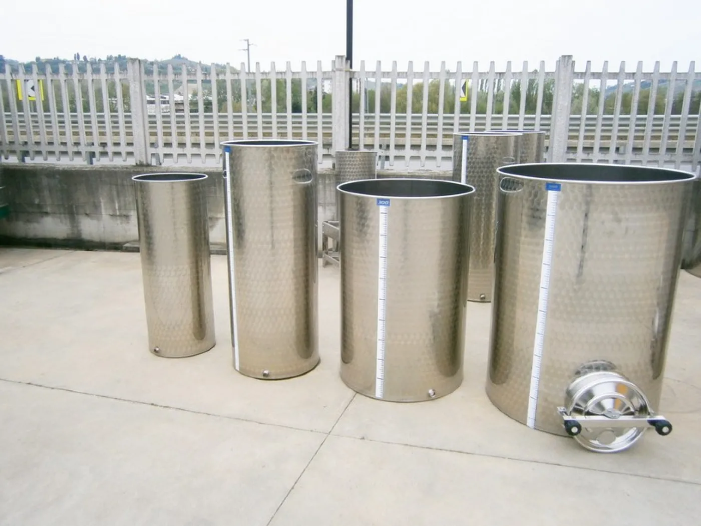 STAINLESS STEEL TANK CAPACITY LITERS 100-200-300 AND 500 WITH DOOR PNEUMATIC FLOATING LID FLAT BOTTOM NEW EQUIPMENT - 1