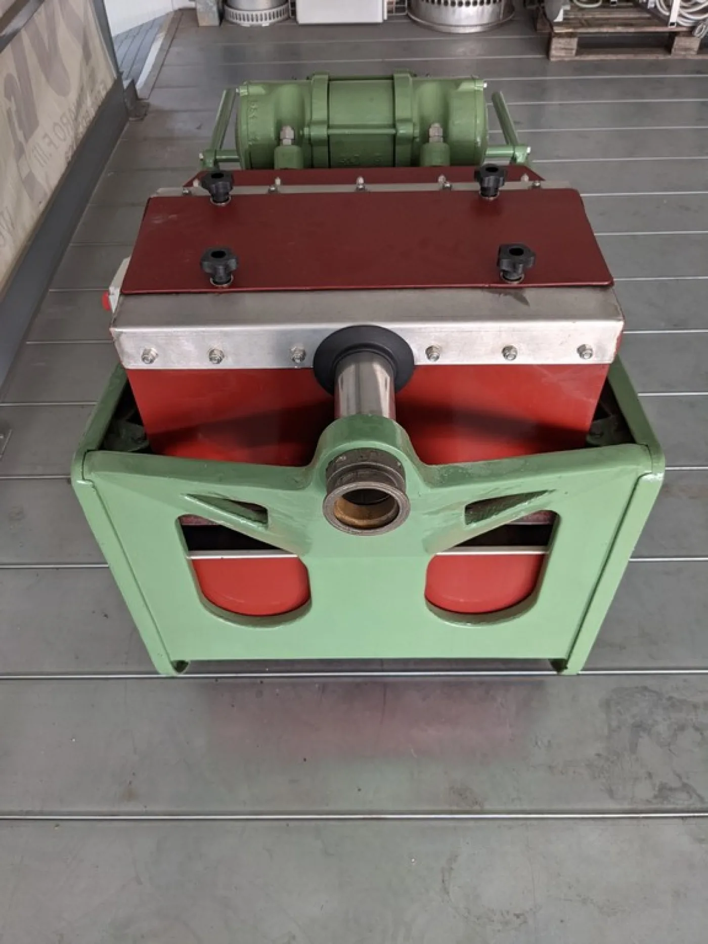 VIBRATING DE-JUICER IMMA, WITH STAINLESS STEEL GRID, MUST COLLECTOR TRAY AND IRON PAINTED FRAME, SECOND-HAND MACHINE - 4
