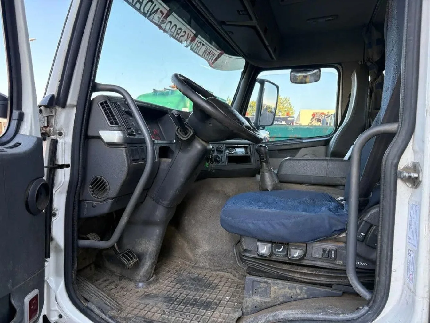 Volvo FM 12 .420 + hydrolic ramps + 8x4 + manual + spring suspension - 8