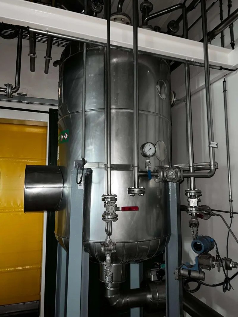 USED STAINLESS STEEL TANK 1,074 LITERS HEAT INSULATED