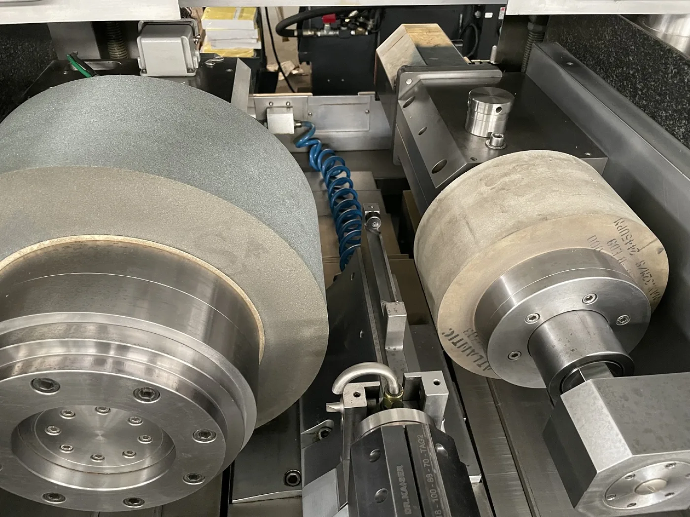 RECTIFIEUSE CENTERLESS “TSCHUDIN” ECOLINE 400 CNC contrôle Fanuc 21i-MB unité de dressage Dr. Kaiser, Révision par Tschudin Suisse en 2017 Year 2006 - 7