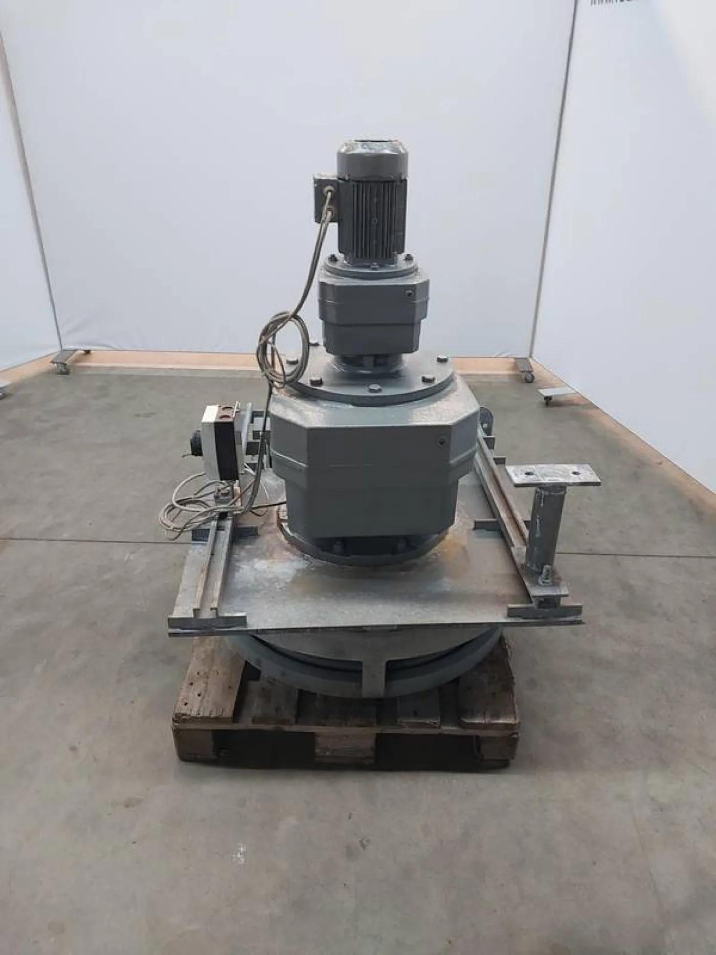 Drive wheel for bi-rail conveyor - 7