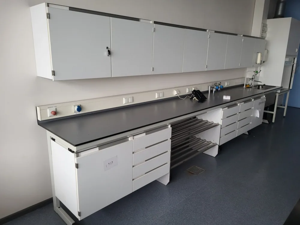 1979 - Used S+B Laboratory wall table (515 cm)