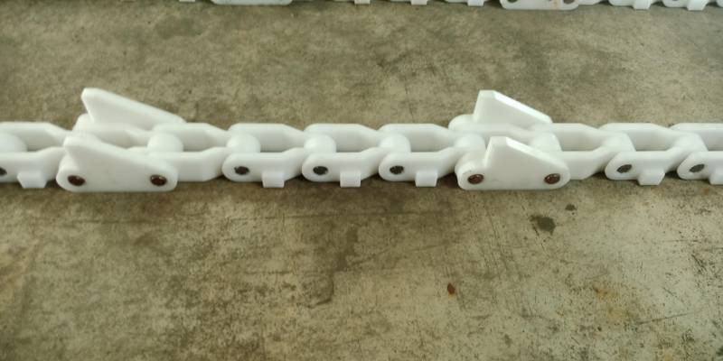 Plastic chain with blocks