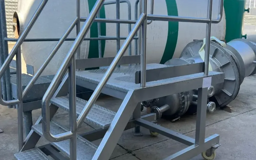 STAINLESS STEEL LADDER WITH WHEELS