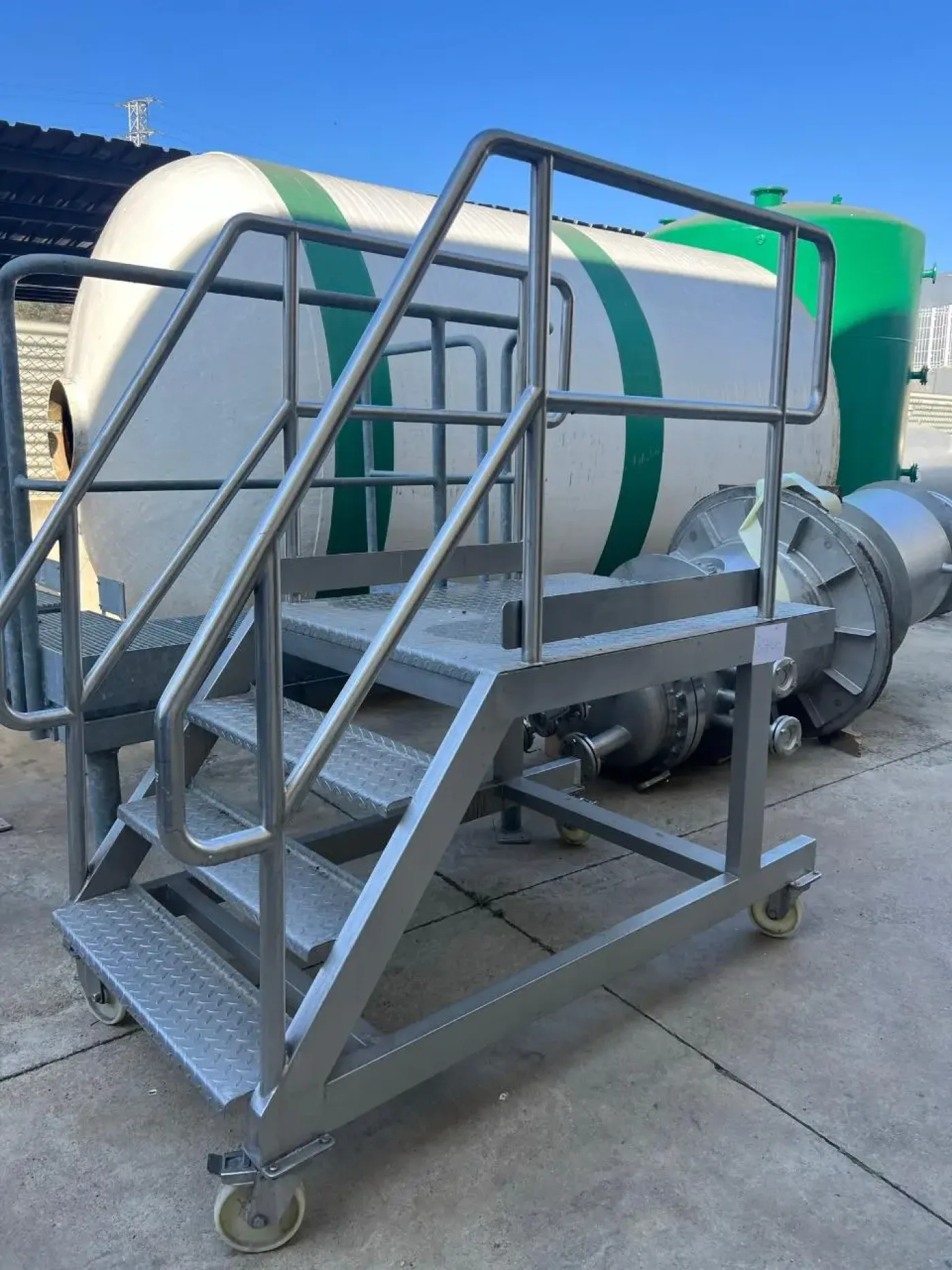STAINLESS STEEL LADDER WITH WHEELS - 1