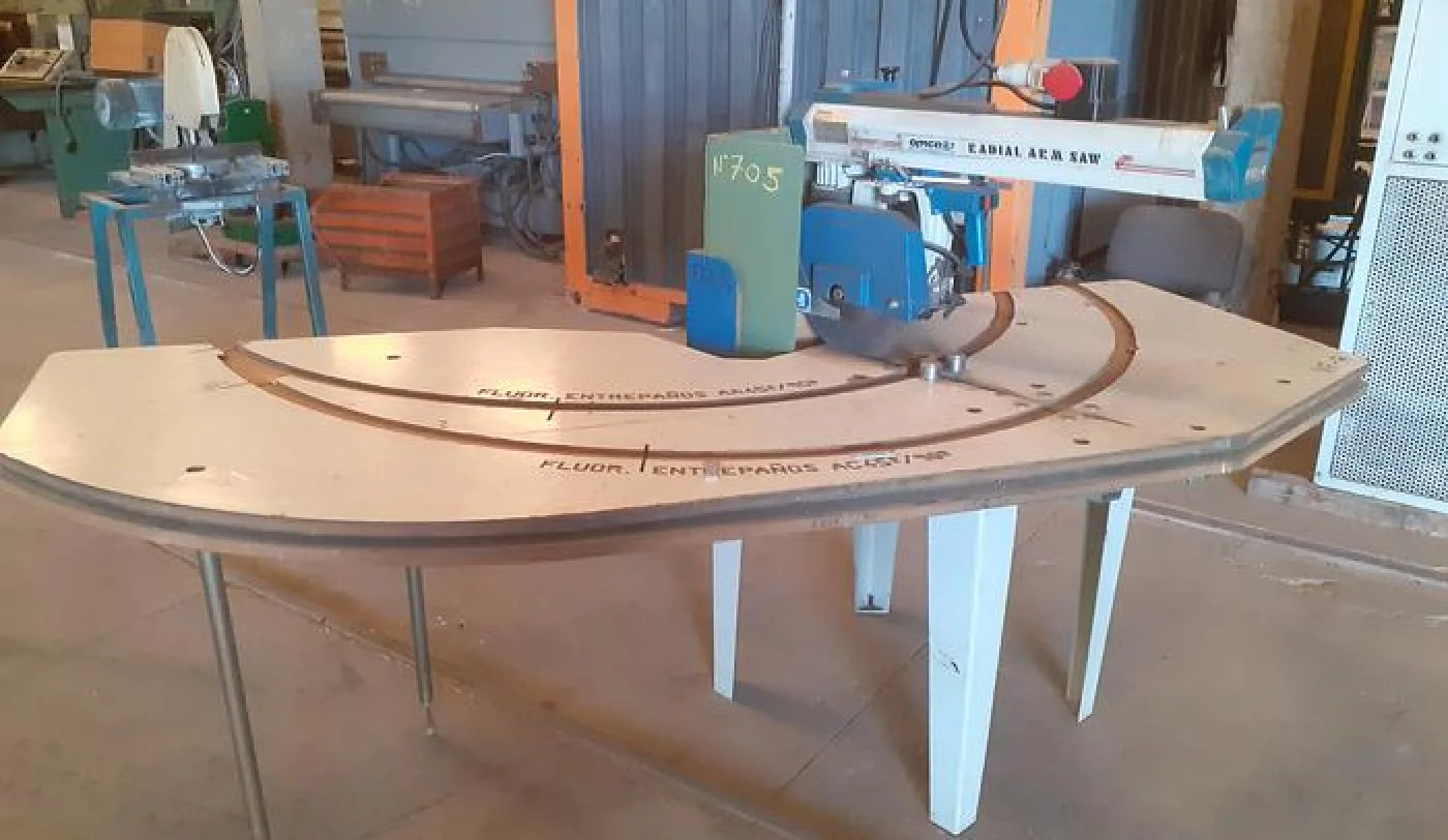 Serra Radial com bancada OMGA - 2