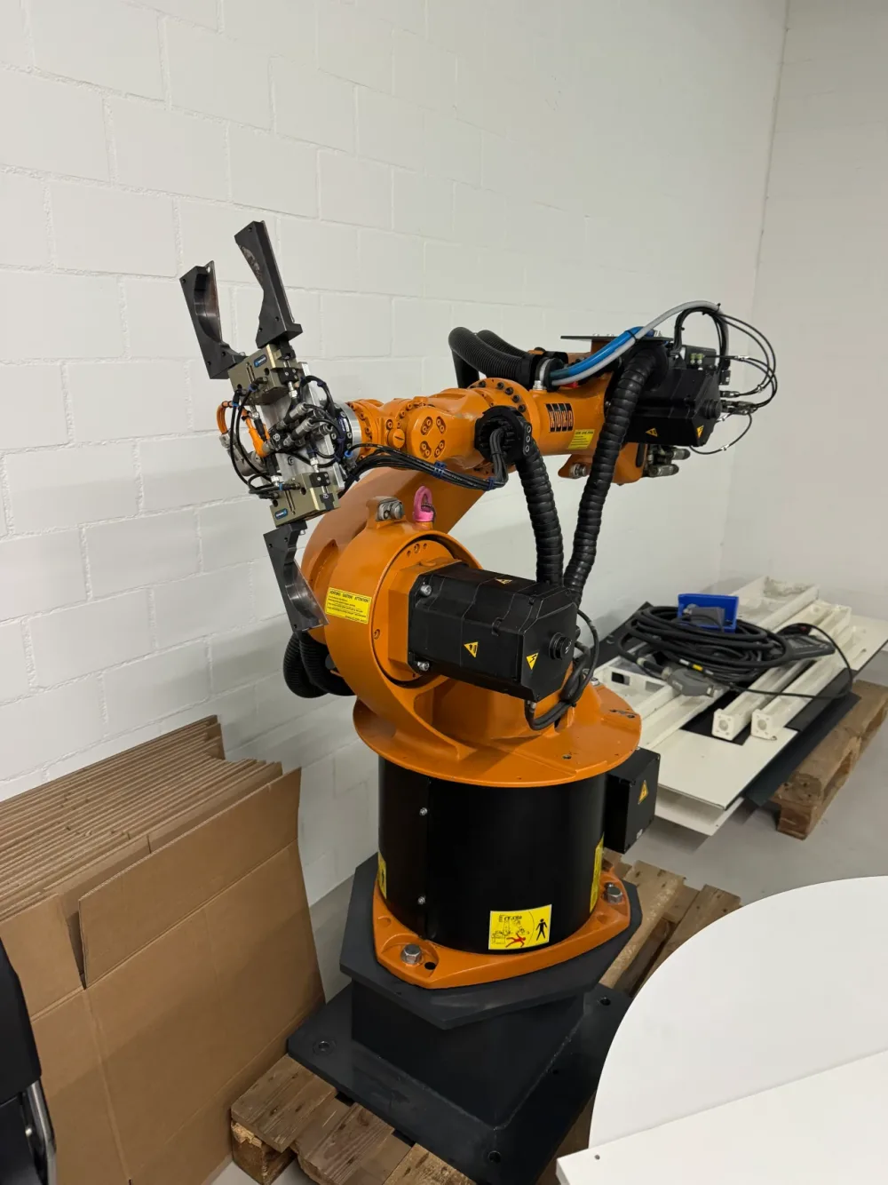 023568 - KUKA KR 16