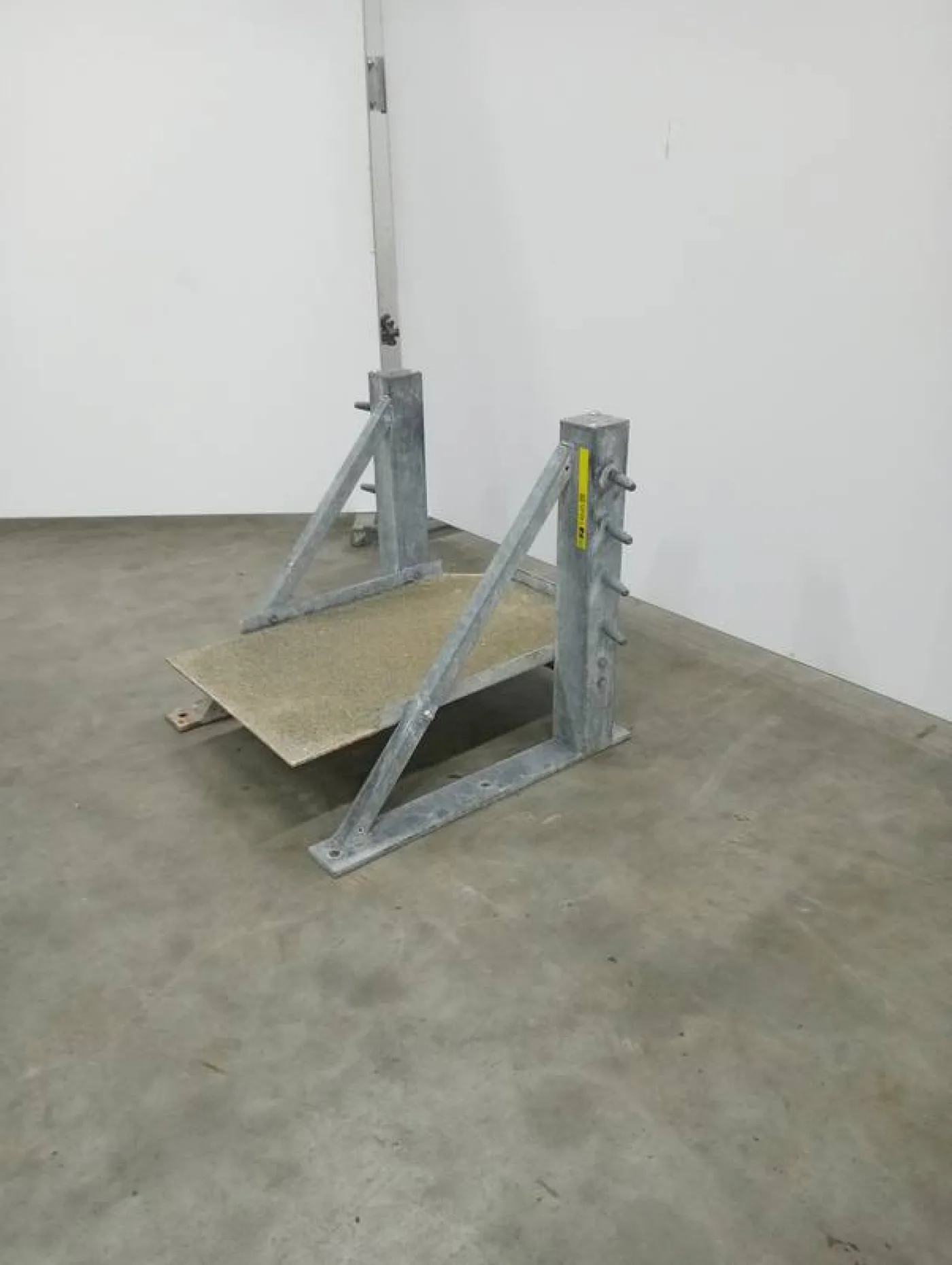Leg restraining station - 3