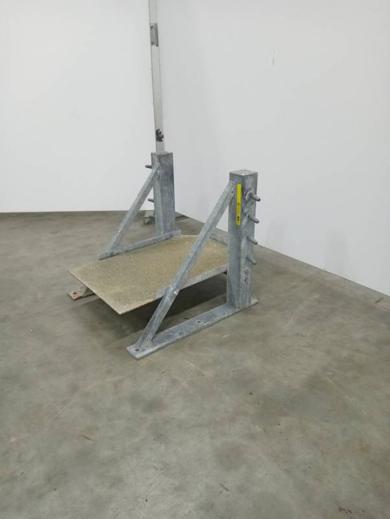 Leg restraining station