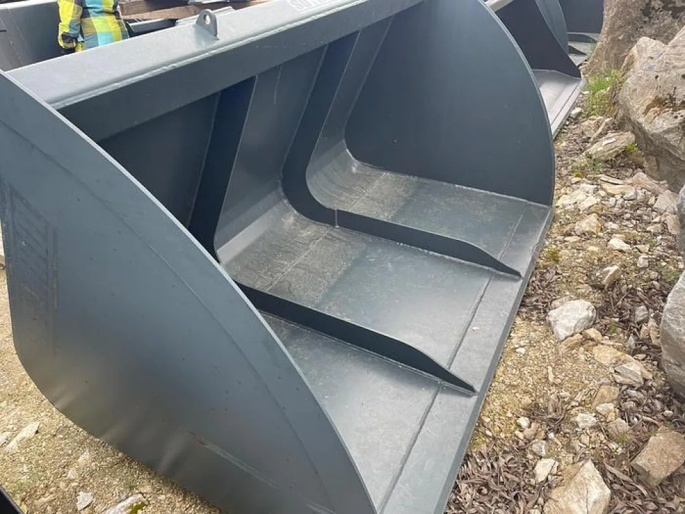 Sonarol Volumenschaufel 240 cm mit Terex TL80 / TL100 Aufnahme