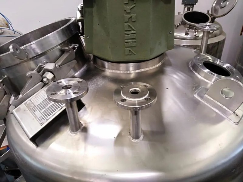 AGUILAR REACTOR AND ROOMS 2550 LITERS STAINLESS STEEL WITH AGITATION AND USED HALF ROD