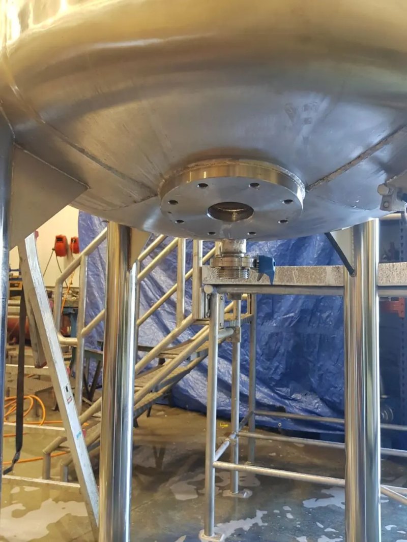 USED STAINLESS STEEL TANK 1100 LITERS