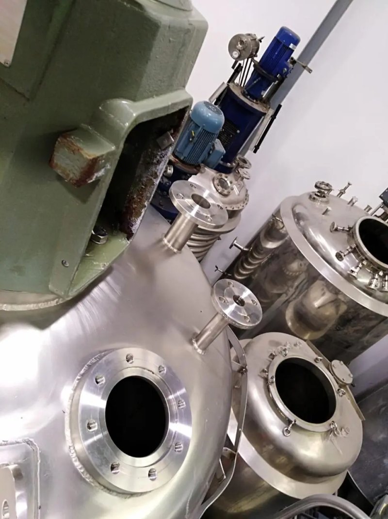 AGUILAR REACTOR AND ROOMS 2550 LITERS STAINLESS STEEL WITH AGITATION AND USED HALF ROD