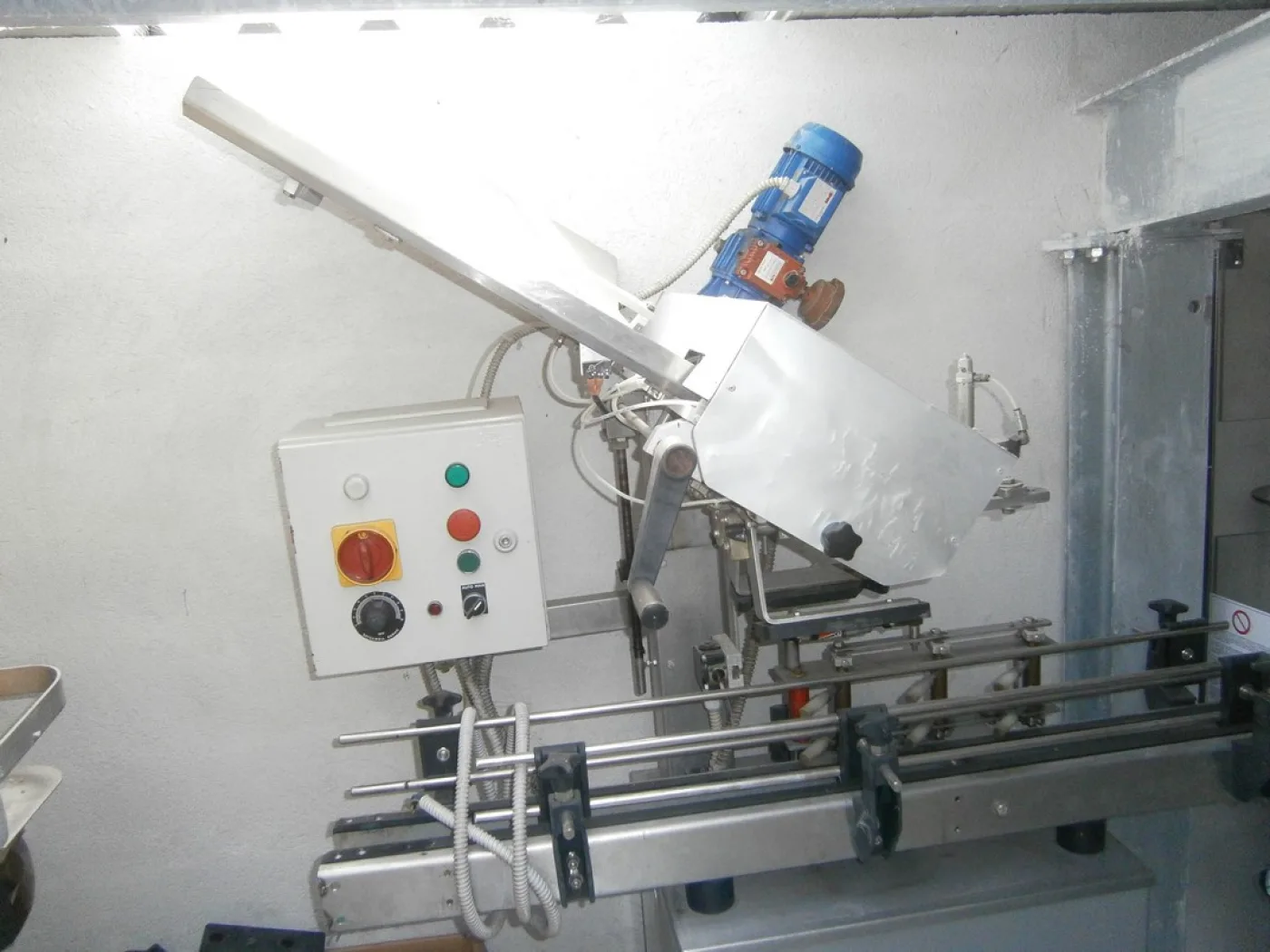 CAPSULES DISTRIBUTOR OMAR, WITH BASE AND CONVEYOR BELT IN STAINLESS STEEL, SECOND-HAND MACHINE - 3