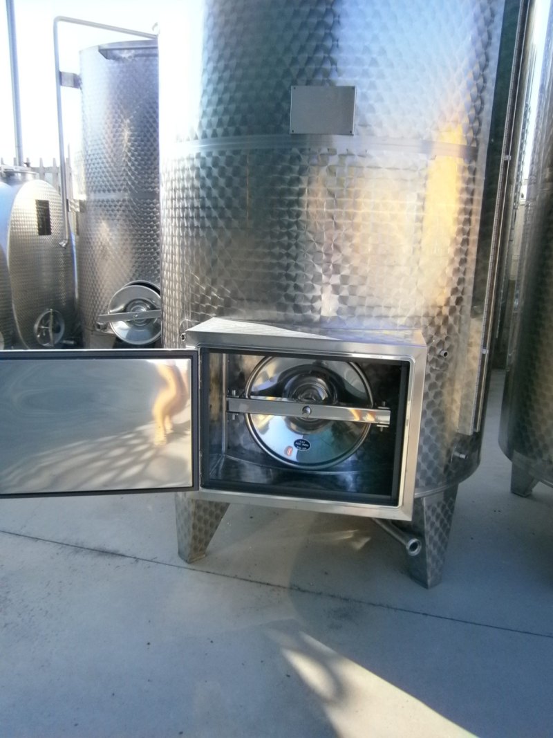 STAINLESS STEEL TANKS CAPACITY LITERS 2500 PNEUMATIC FLOATING LID CONICAL BOTTOM, INSULATED NEW EQUIPMENT