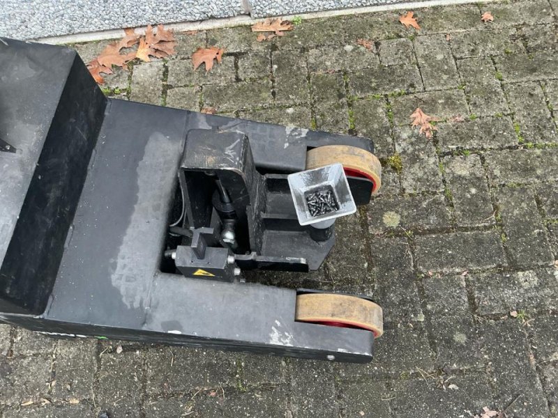 MOVEXX Electric Tow Tug