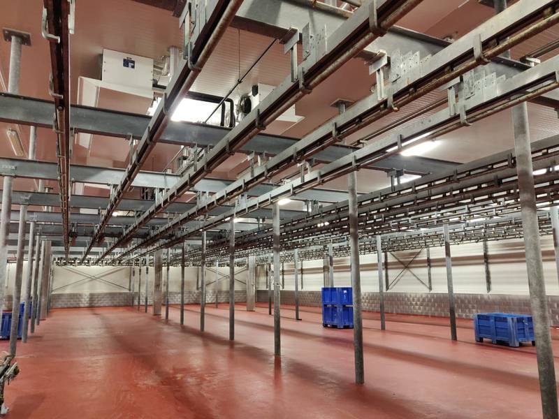 Automatic cold store conveyor and rail system