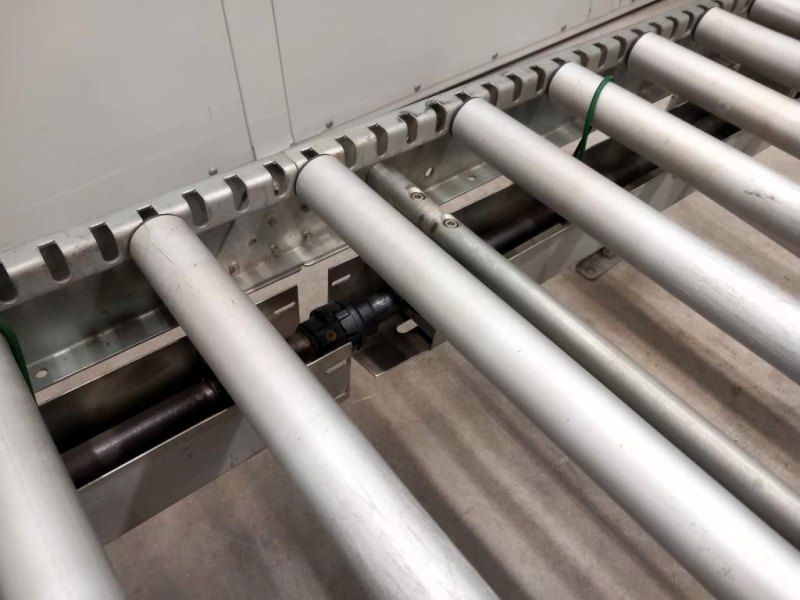 NASTRO TRASPORTATORE A RULLI MOTORIZZATO – SOCO SYSTEM