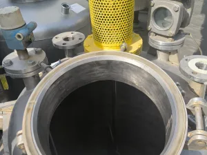 USED 900-LITRE STAINLESS STEEL REACTOR WITH HALF-PIPE JACKET