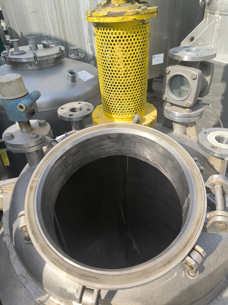 USED 900-LITRE STAINLESS STEEL REACTOR WITH HALF-PIPE JACKET