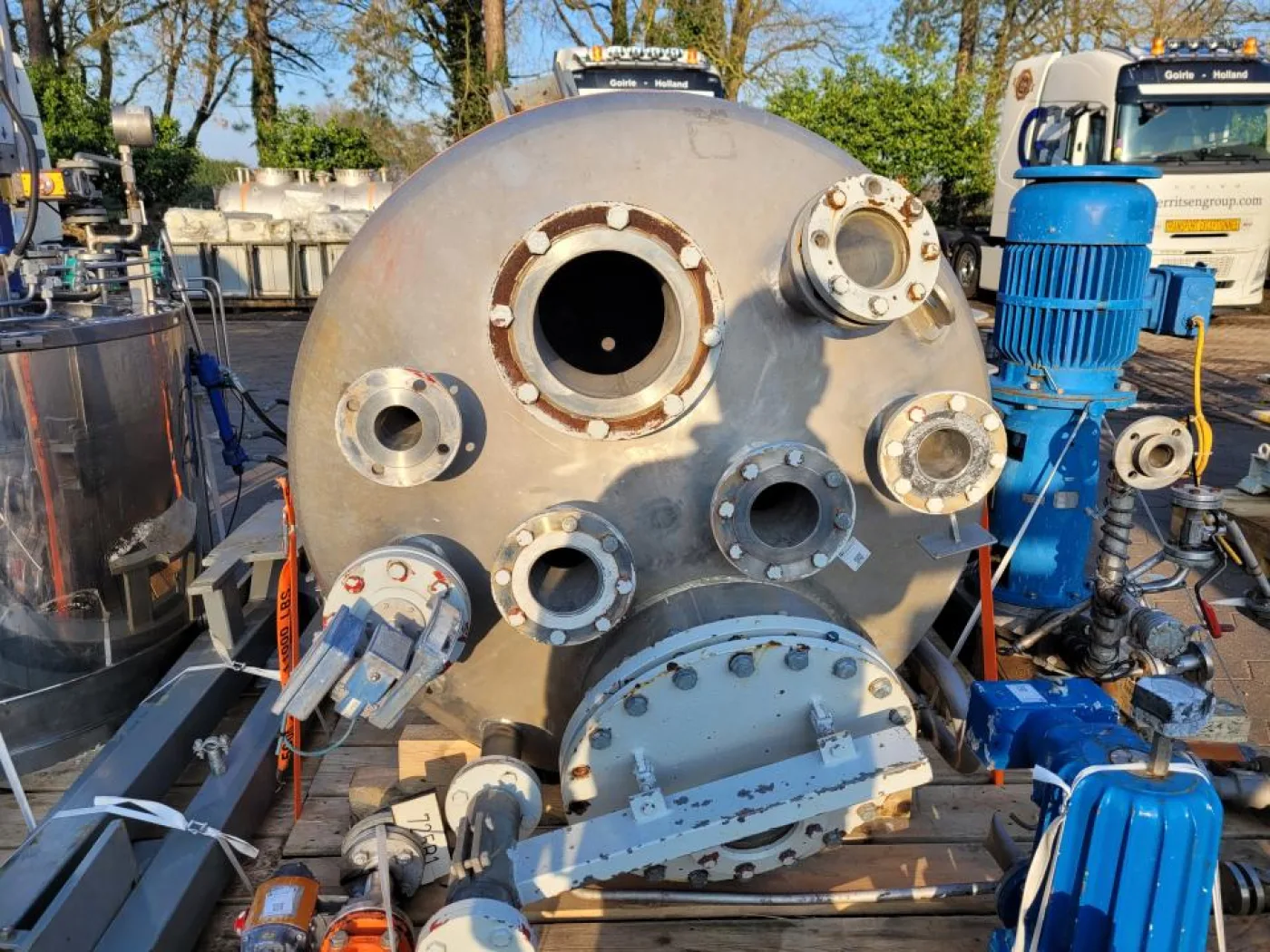 Tank with enigens and parts - 3