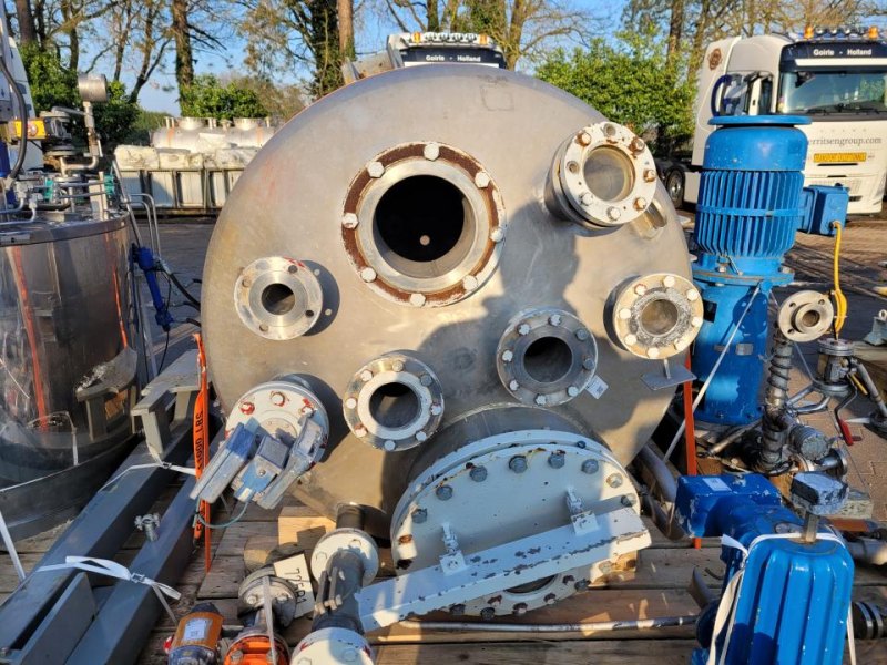 Tank with enigens and parts