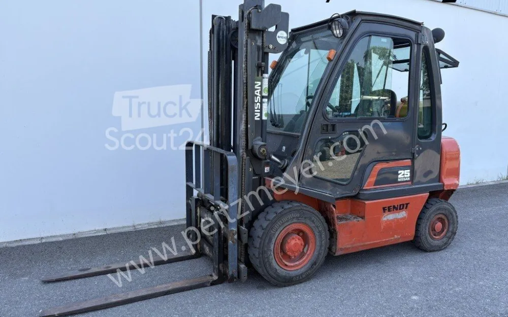 Nissan Gabelstapler 2,5 t. Gas mit Kabine und Heizung