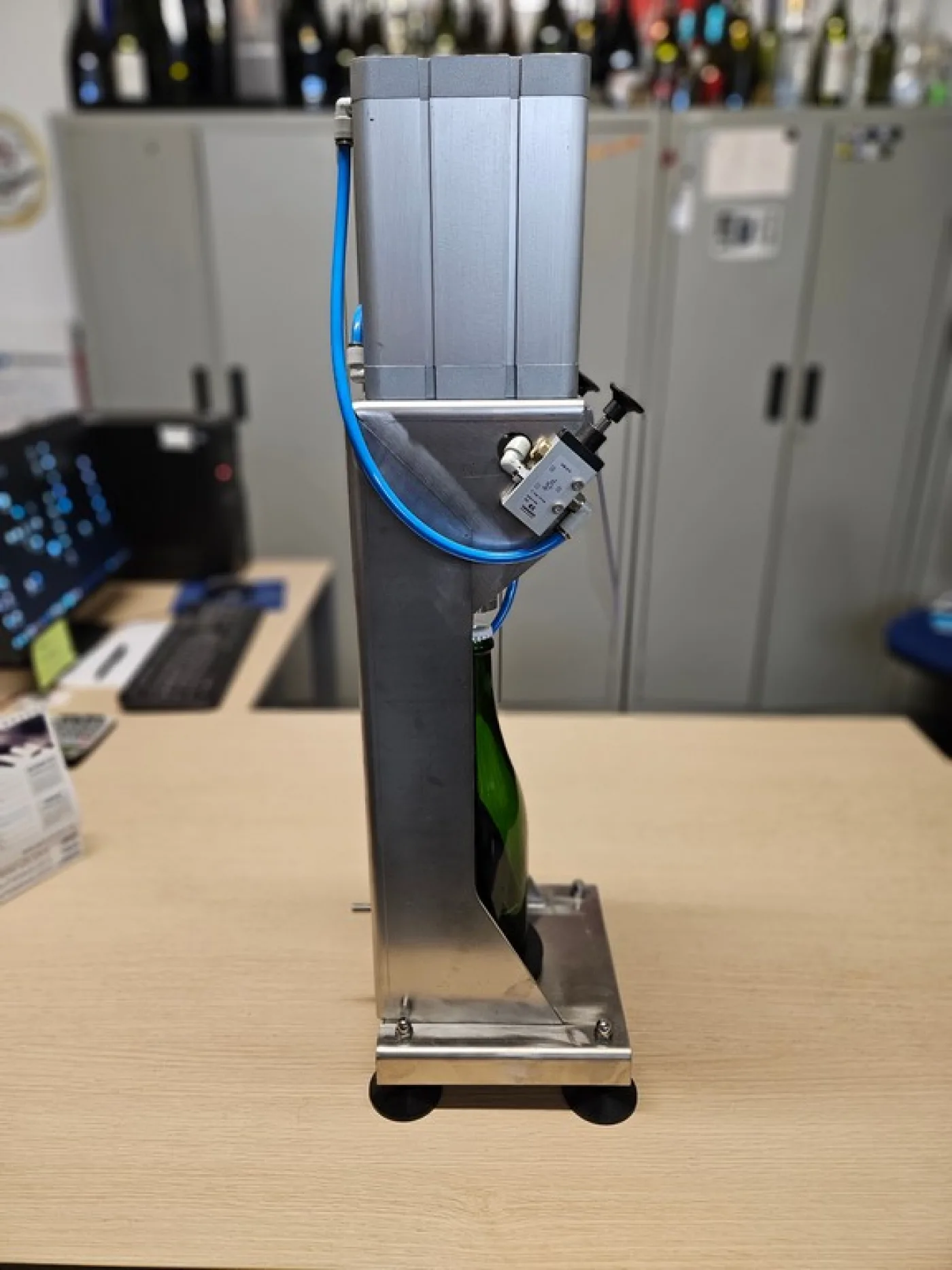 MANUAL BENCH CAPPER MACHINE FOR CROWN CAP NEW MACHINE - 4
