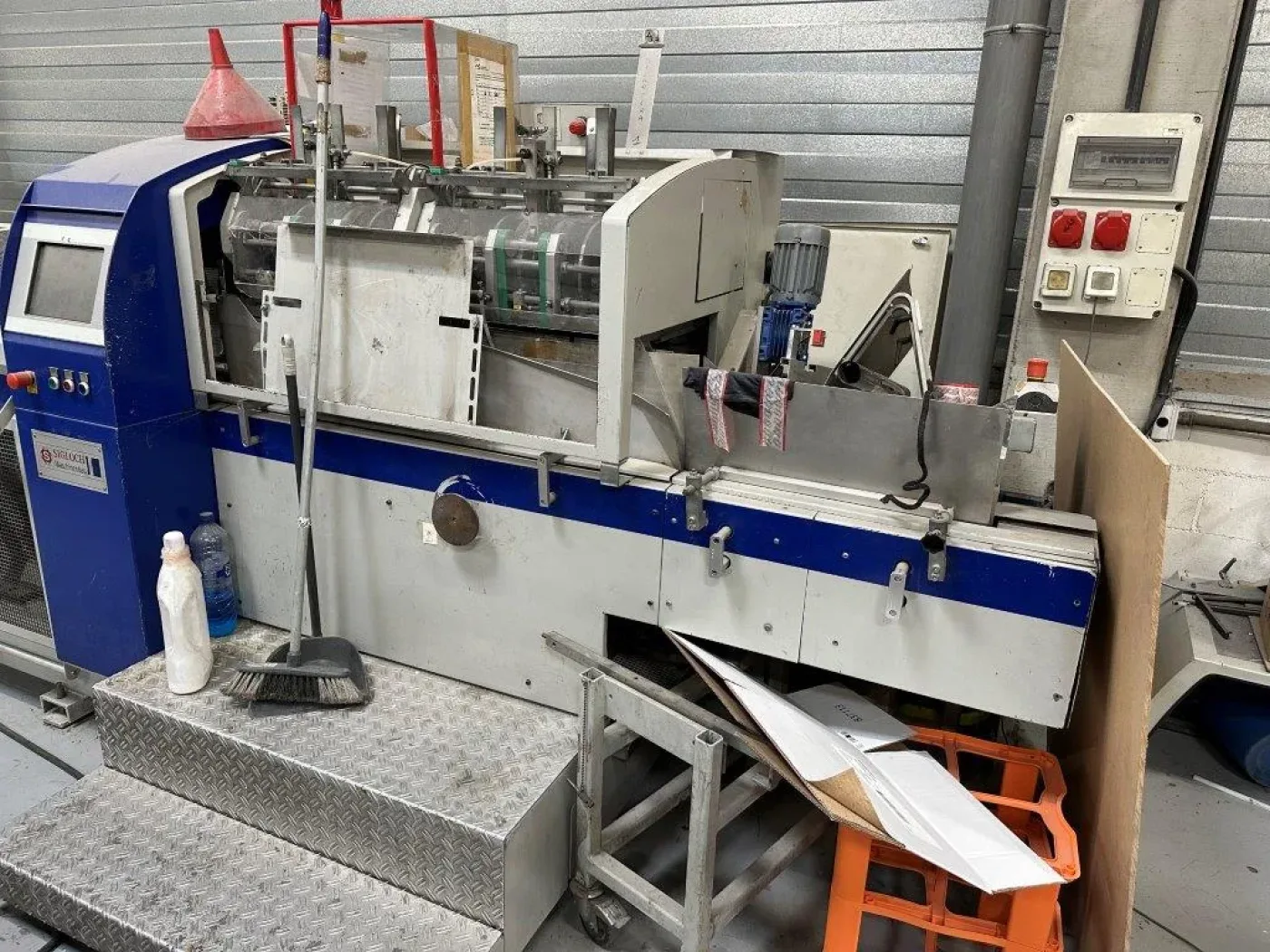 Sigloch BBL-31 bookback gluing and lining machine - 4