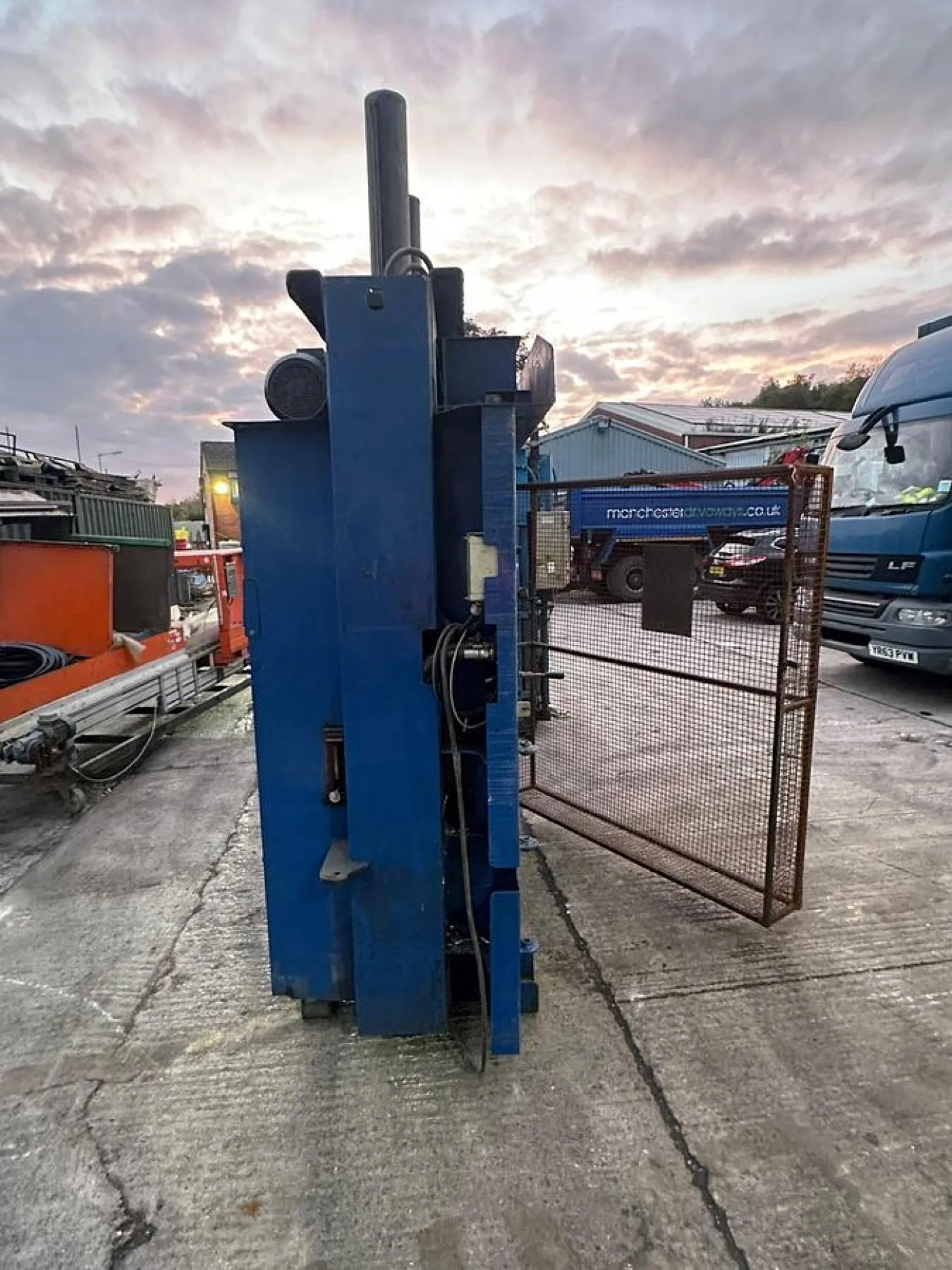 2011 MACFAB Vertical Guillotine - 5