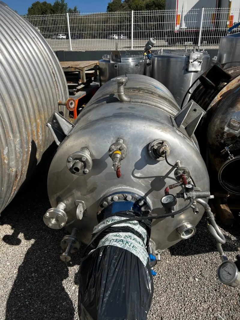 USED STAINLESS STEEL REACTOR 3000 LITERS WITH AGITATION AND HALF ROD
