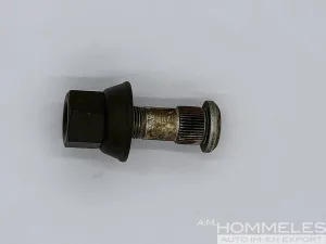 IHC 7762028 , STUD, TRACK WHEEL HUB