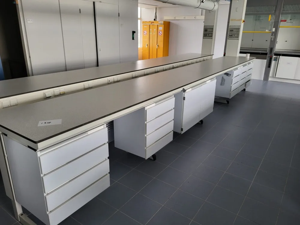 1918 – Used S+B Island instrument table (600 cm)