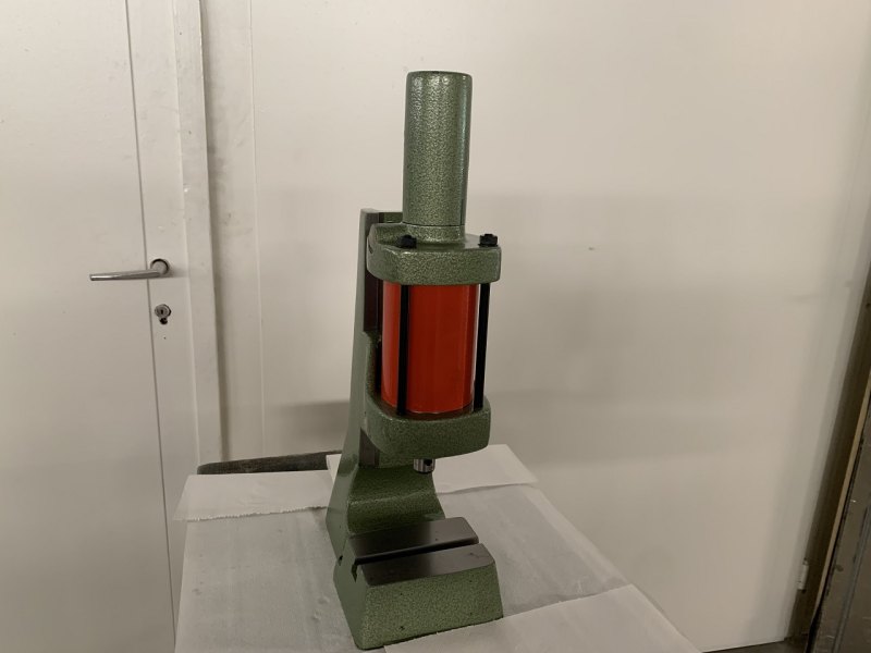 PRESSE PNEUMATIQUE “BENZING” TYPE DRP-200