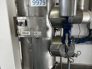 USED STAINLESS STEEL TANK 49 LITERS WITH INTERIOR HEAT INSULATED COIL