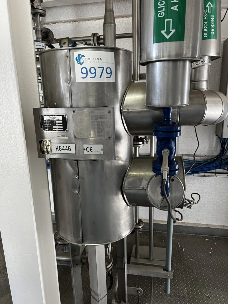 USED STAINLESS STEEL TANK 49 LITERS WITH INTERIOR HEAT INSULATED COIL