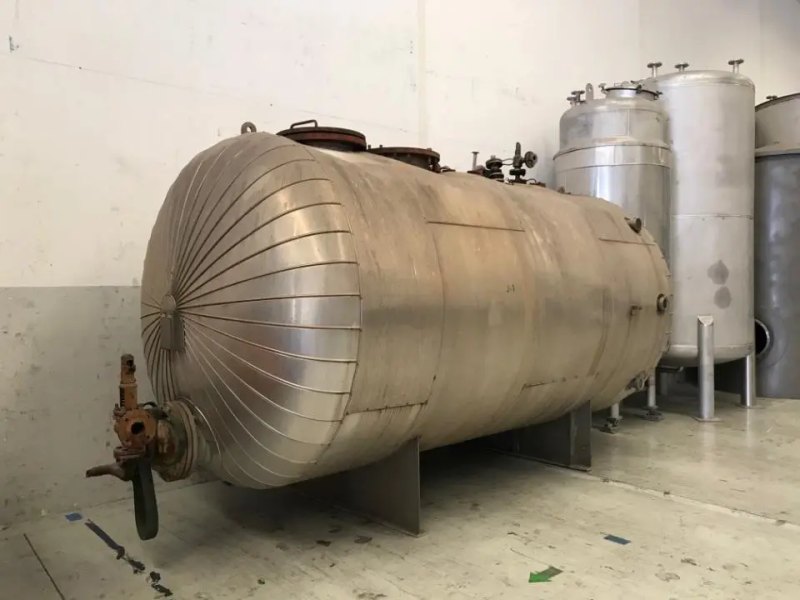 USED 316 STAINLESS STEEL TANK 10,000 LITERS WITH EXCHANGER 18 M2