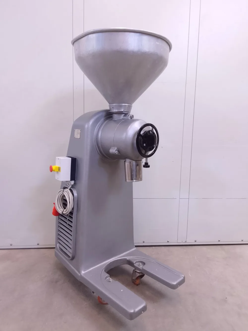 MULINO A MARTELLI – OFFICINA M. TRABATTONI ISIDORO – MOD. TITANUS