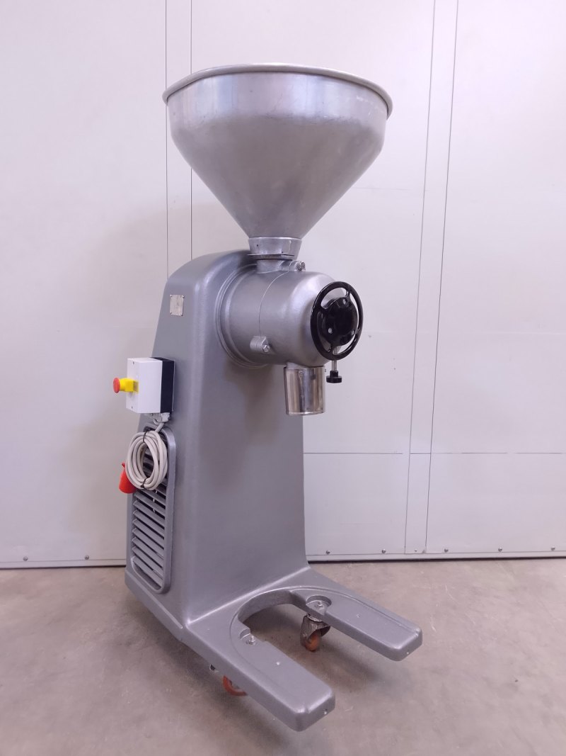 MULINO A MARTELLI – OFFICINA M. TRABATTONI ISIDORO – MOD. TITANUS