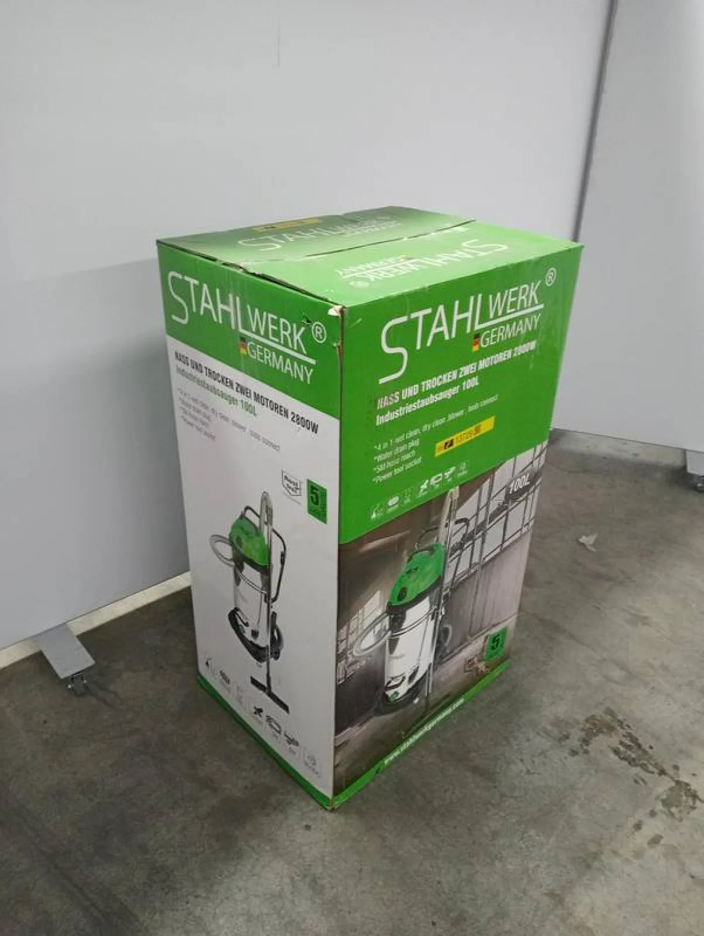 Vacuum cleaner. Wet and dry - 1