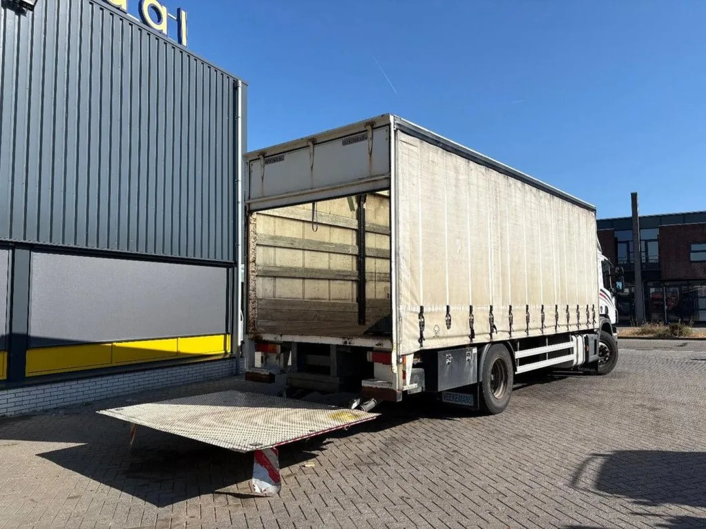 Scania P230 + 3 PEDALS + 19t + LOADLIFT 1500 KG - 3